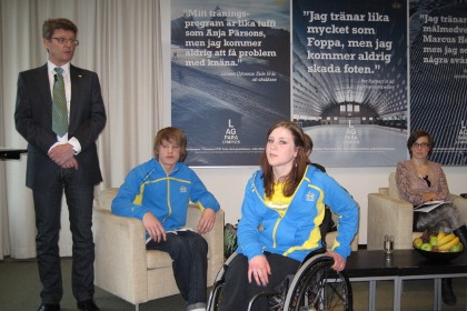 Sportchef Hans Säfström, forwarden i kälkhockey Per Kasperi, alpinisten Linnéa Ottosson Eide och Sara Haraldsson från Sveriges ungdomsorganisationer framför Lag Paralympics annonskampanj.  Foto: Åsa Nilsson.